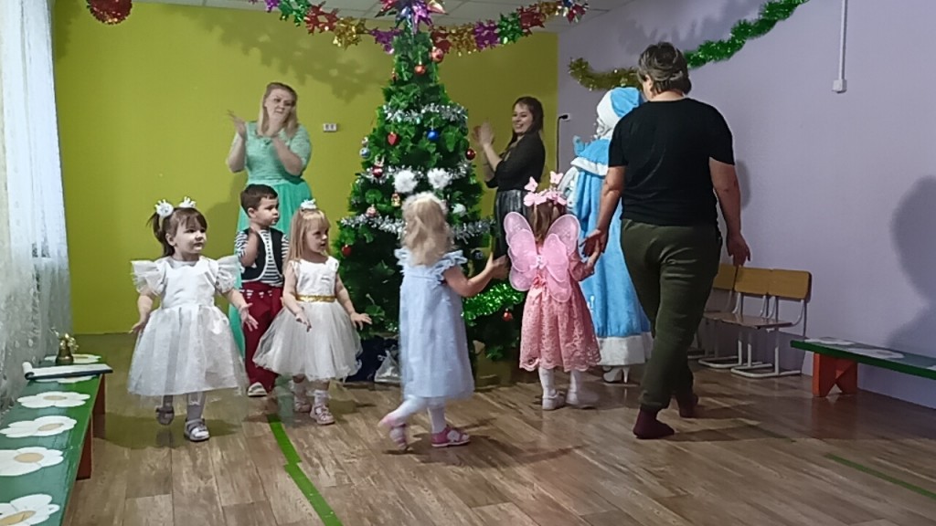 Новогодний утренник в младшей группе "Как лиса украла огоньки с елки" 9