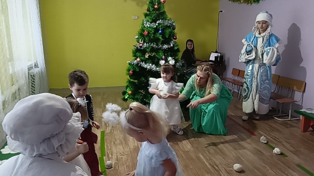 Новогодний утренник в младшей группе "Как лиса украла огоньки с елки" 1
