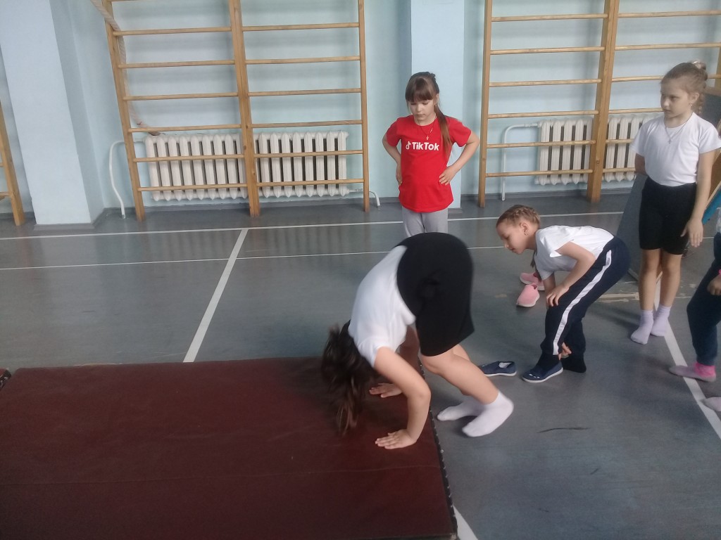 Школьные соревнование по гимнастике среди 1-11 классов. 11
