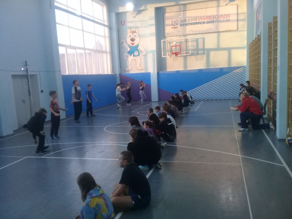 Соревнование по баскетболу и прыжкам через скакалку. 31