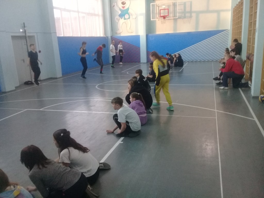 Соревнование по баскетболу и прыжкам через скакалку. 36