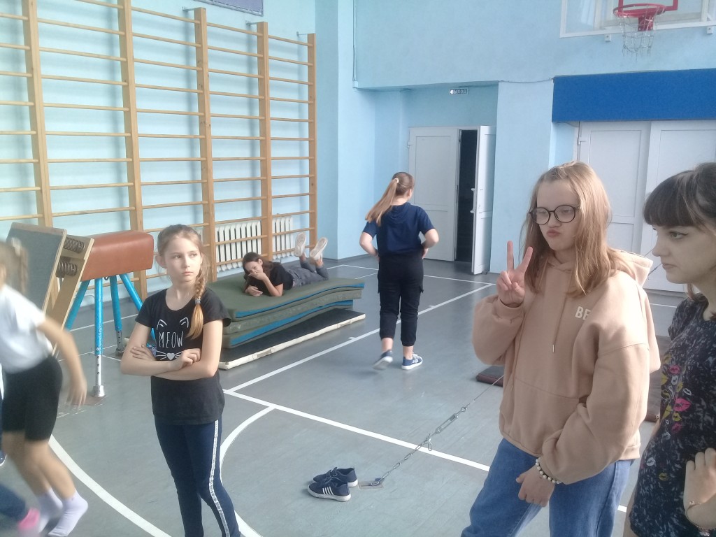 Школьные соревнование по гимнастике среди 1-11 классов. 15