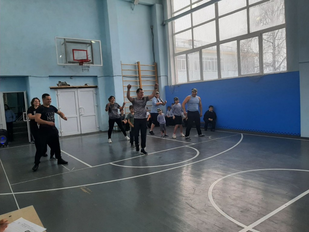 Спортивно - массовый праздник "Папа, мама, я - спортивная семья" 17
