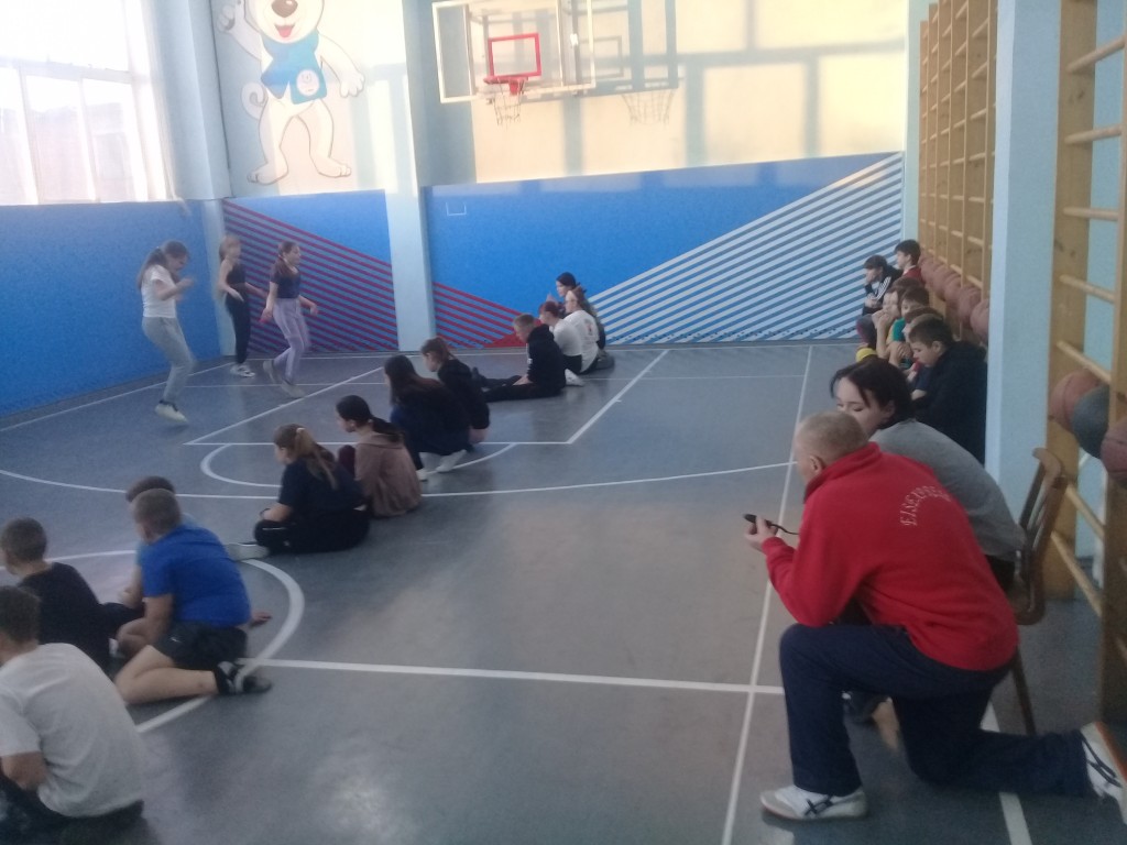 Соревнование по баскетболу и прыжкам через скакалку. 30