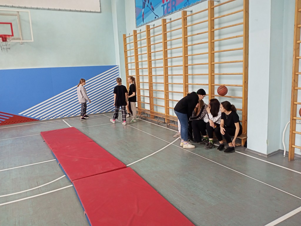 Школьные соревнование по гимнастике среди 1-11 классов. 23