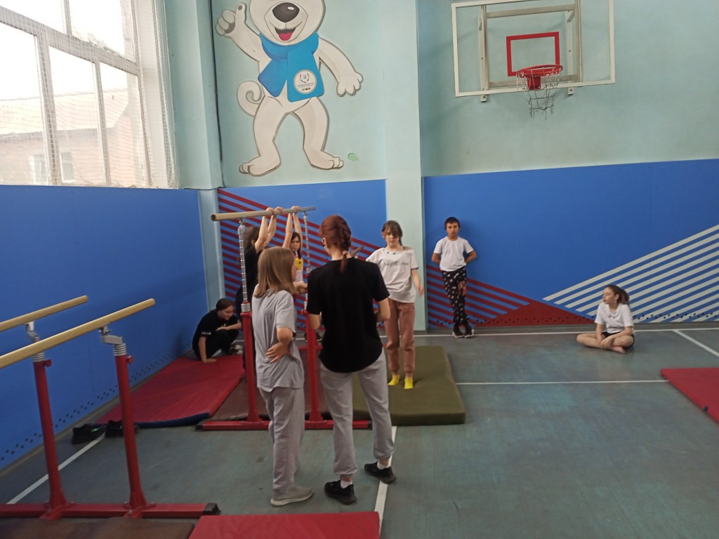 Школьные соревнование по гимнастике среди 1-11 классов. 9