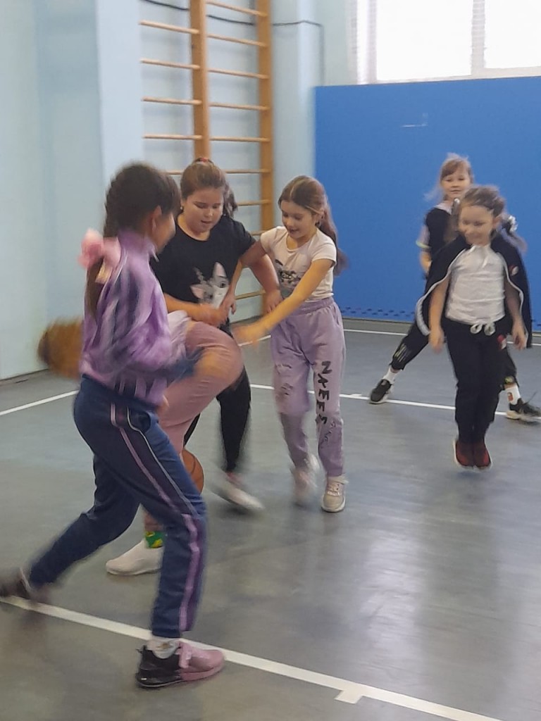Соревнование по баскетболу и прыжкам через скакалку. 4