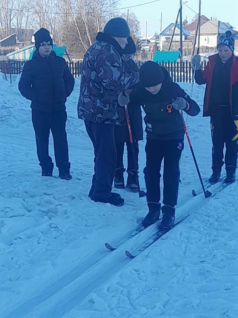 Школьные соревнование по лыжным гонкам. 3